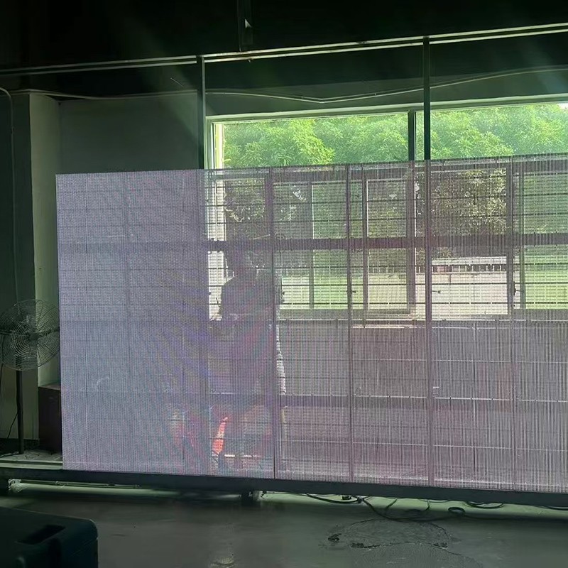 Przezroczysty ekran o powierzchni 600 kwadratowych na zewnątrz 3,91